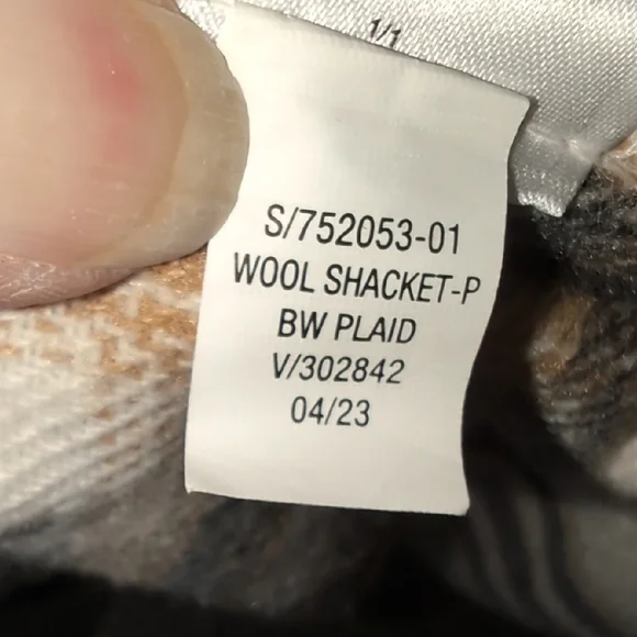 Old Navy Women's Plaid Utility Shacket in Cream and Blue - Picture 8 of 8